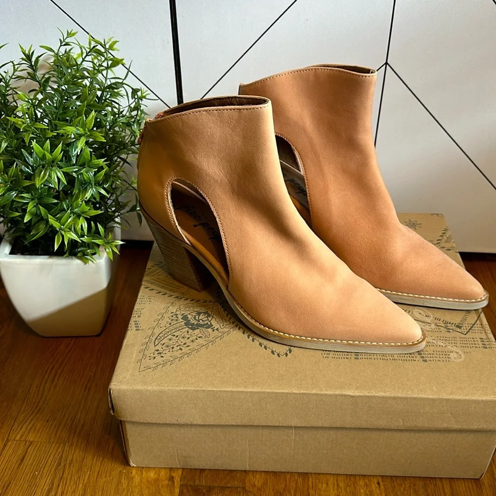 Free People Coral Cut out Wilder Booties Ankle Boots Womens 40 Boho Western - Picture 1 of 9